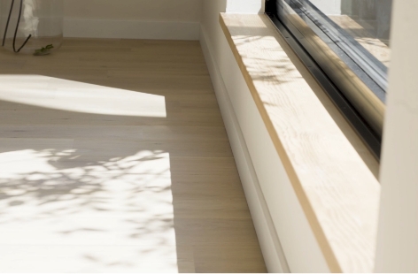 窓辺から差し込む朝日