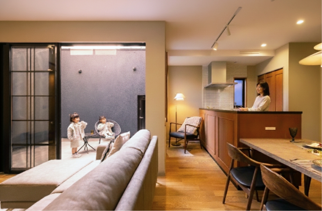 団らんする母親と子供たち