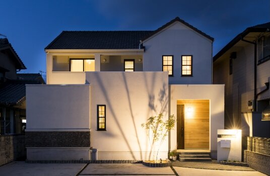 夜の家の外観
